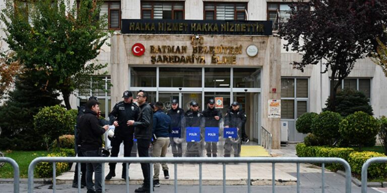 kayyum-atanan-batmanda-isten-cikarmalar-devam-ediyor-SaahmVqq.jpg