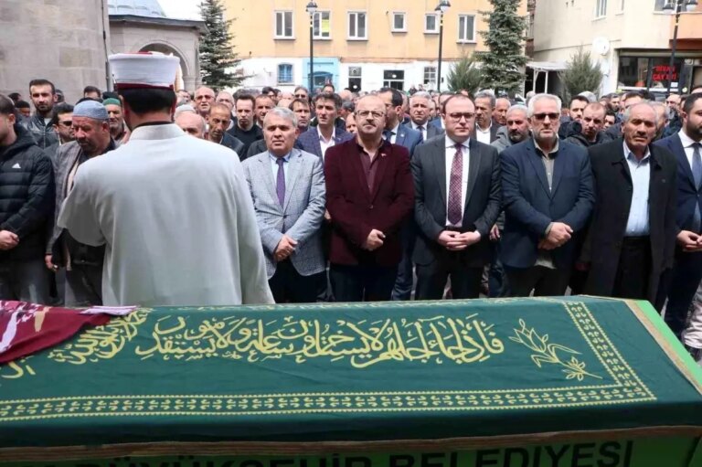 suna-tanasin-cenazesi-duzenlendi-cDwxppN3.jpg