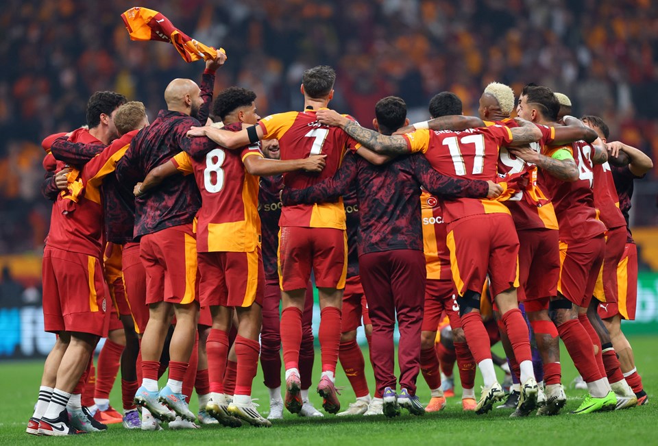 Galatasaraylı futbolcular zaferi kutluyor